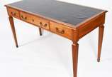 Mesa de escritório de madeira nobre, três gavet... - Mesa de escritório de madeira nobre, três gavetas, tampo forrado, estilo ingles.
