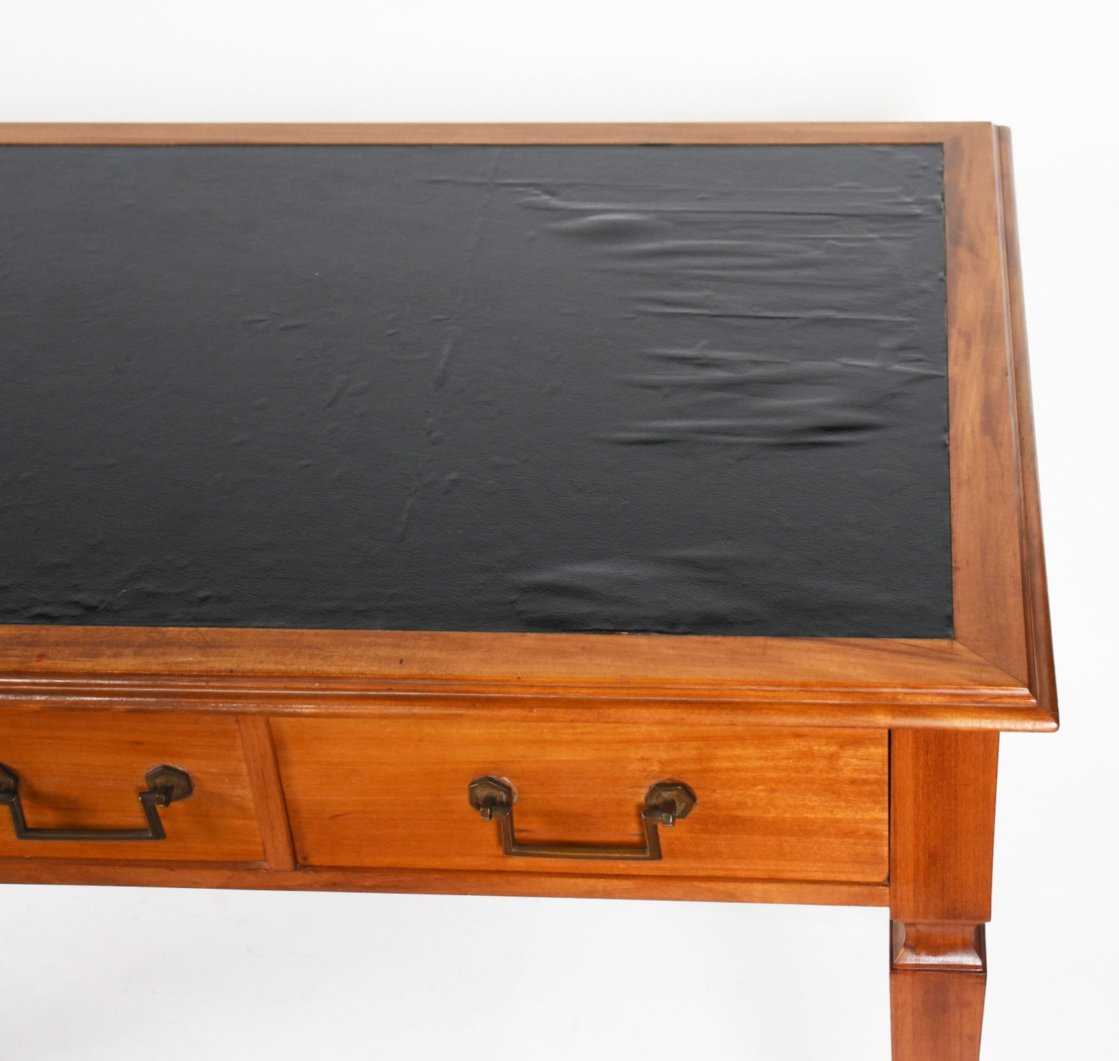 Mesa de escritório de madeira nobre, três gavetas, tampo forrado... - foto 5 de 5