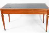 Mesa de escritório de madeira nobre, três gavet... - Mesa de escritório de madeira nobre, três gavetas, tampo forrado, estilo ingles.