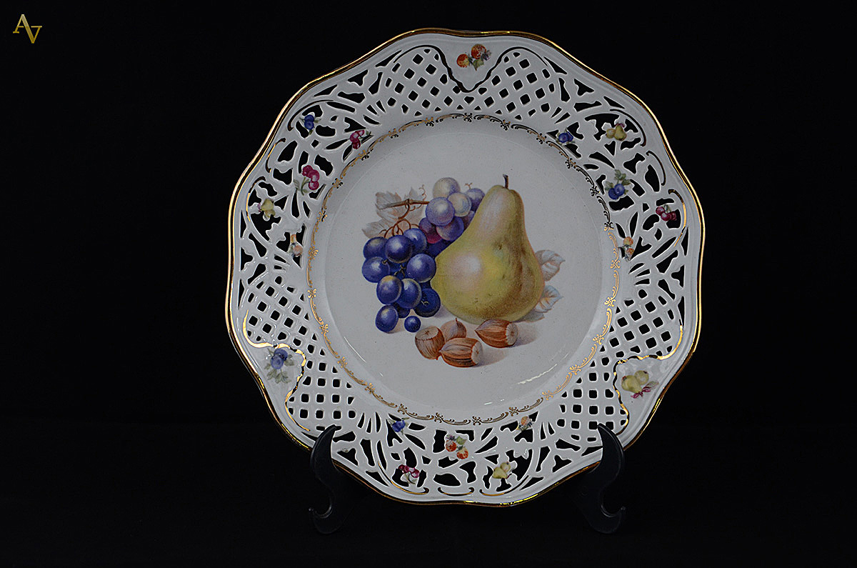 Bavária - Prato de porcelana com decoração de frutas, galeria... - foto 1 de 2