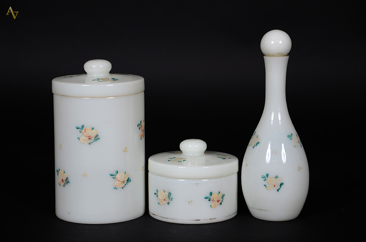 Conjunto com 3 peças de opalina branca com pequenas flores em...
