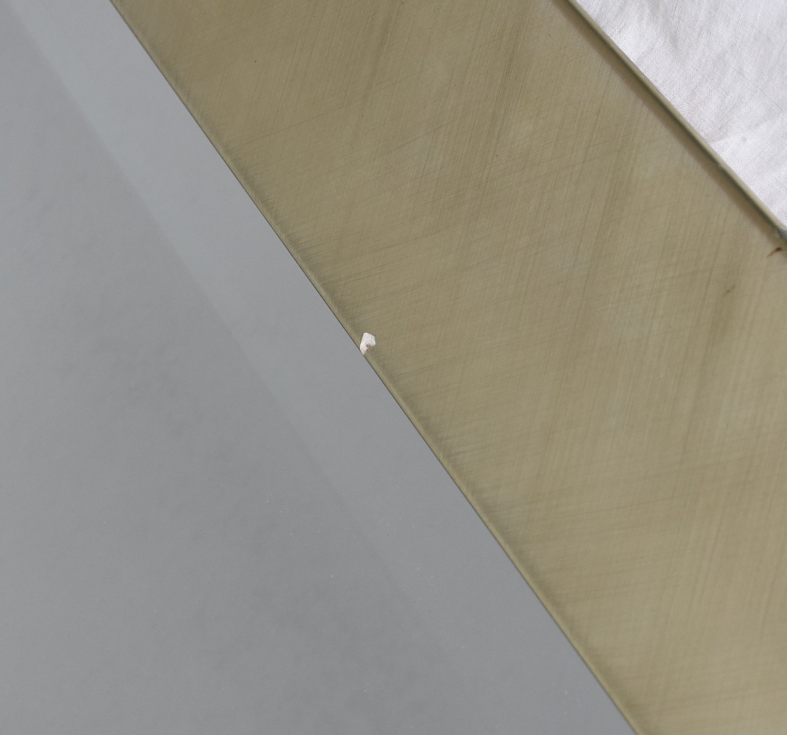 Espelho moderno de cristal bisotado com moldura dourada. - foto 2 de 4