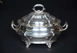 Sopeira de prata inglesa contrastada. Medidas 2... - Sopeira de prata inglesa contrastada. Medidas 27 x 18 cm e altura 20 cm.  Peso total aproximado 1 kg 