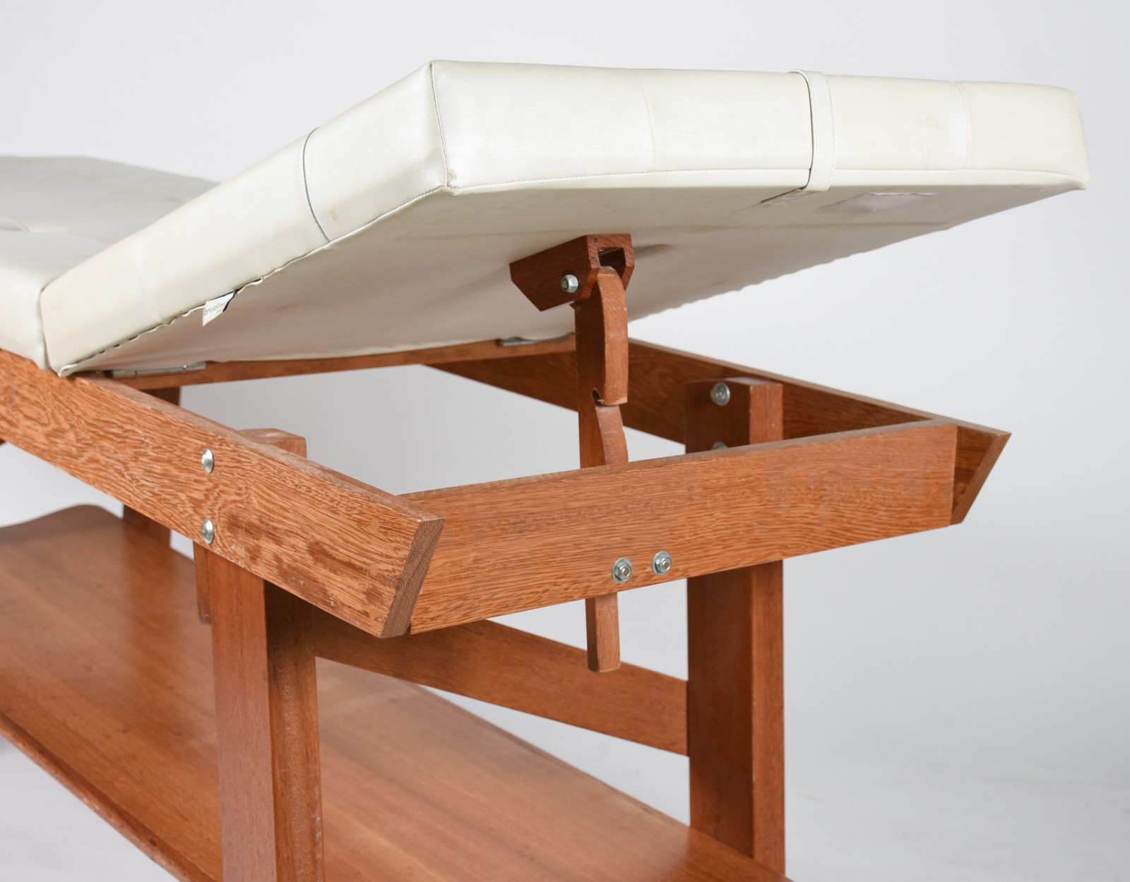 Mesa de massagem BRUDINE de madeira com estofamento forrado na cor... - foto 3 de 5
