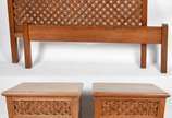 Conjunto de cama e par de criados mudos com tre... - Conjunto de cama e par de criados mudos com tres gavetas cada de madeira nobre, cabeceira em treliça.