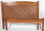 Conjunto de cama e par de criados mudos com tre... - Conjunto de cama e par de criados mudos com tres gavetas cada de madeira nobre, cabeceira em treliça.