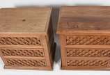 Conjunto de cama e par de criados mudos com tre... - Conjunto de cama e par de criados mudos com tres gavetas cada de madeira nobre, cabeceira em treliça.
