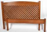 Conjunto de cama e par de criados mudos com tre... - Conjunto de cama e par de criados mudos com tres gavetas cada de madeira nobre, cabeceira em treliça.