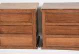 Conjunto de cama e par de criados mudos com tre... - Conjunto de cama e par de criados mudos com tres gavetas cada de madeira nobre, cabeceira em treliça.