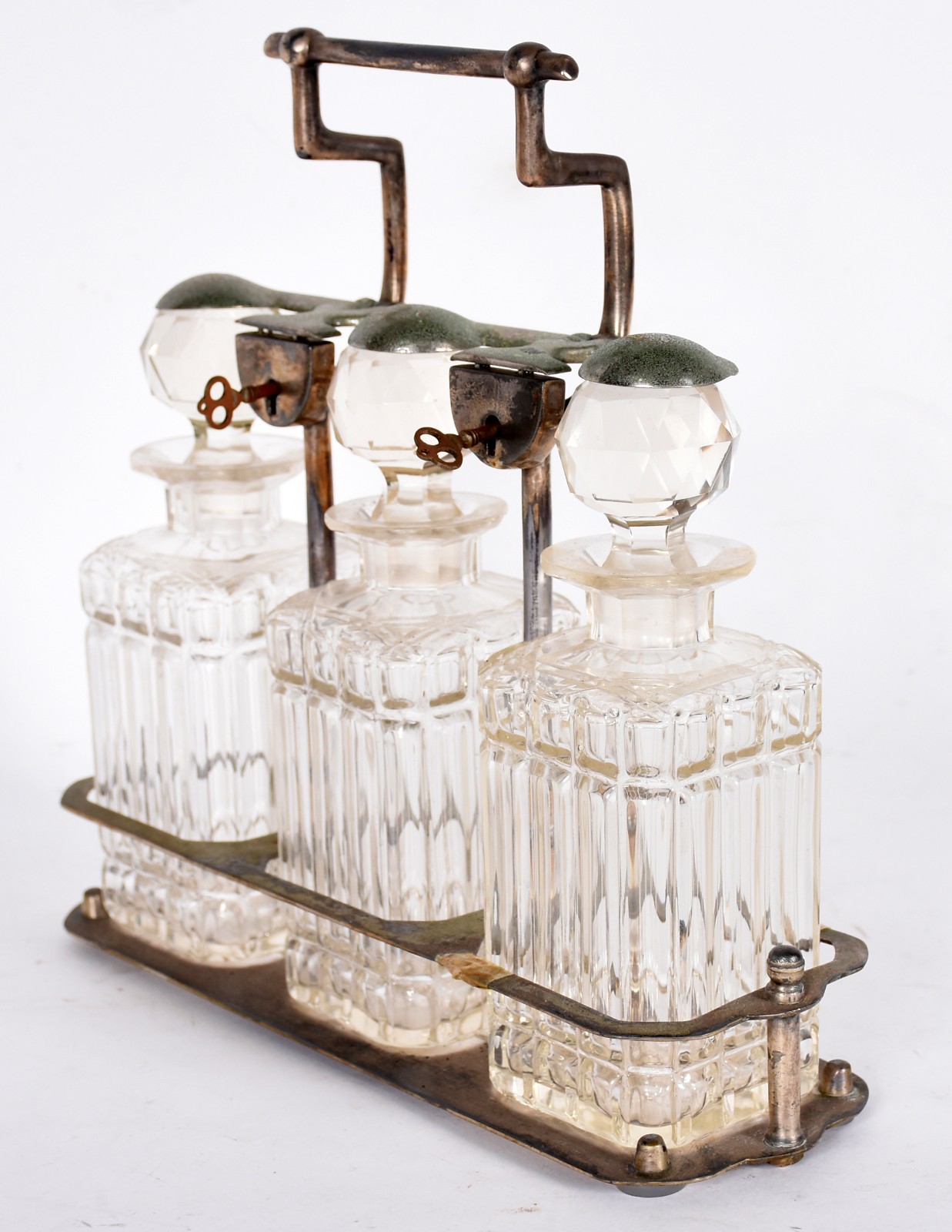 Três licoreiras de cristal com base de metal e chave (metal oxidado). - foto 3 de 7