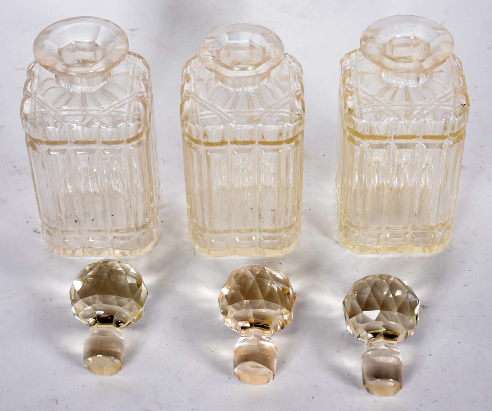 Três licoreiras de cristal com base de metal e chave (metal oxidado). - foto 6 de 7