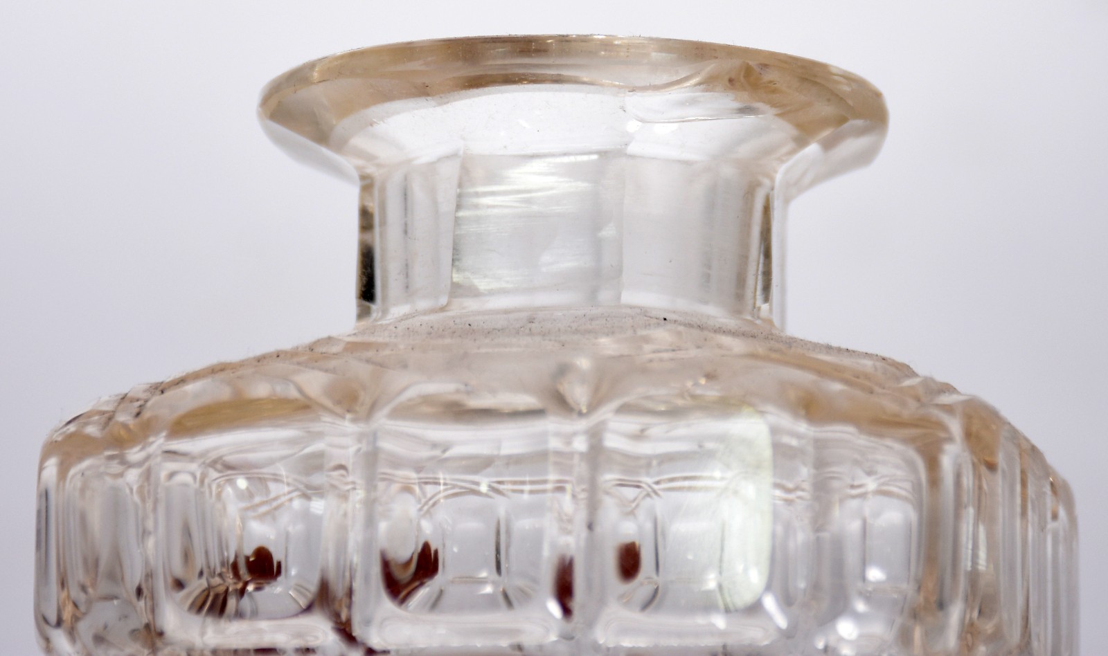 Três licoreiras de cristal com base de metal e chave (metal oxidado). - foto 7 de 7