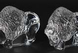 Duas estatuetas de cristal francês representand... - Duas estatuetas de cristal francês representando bisões, marcado na base.