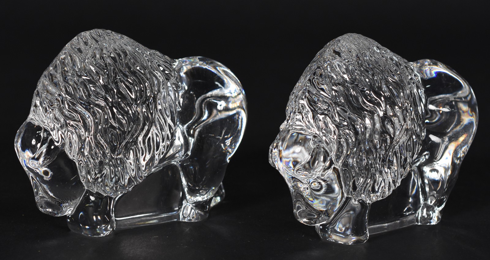 Duas estatuetas de cristal francês representando bisões, marcado na... - foto 1 de 4