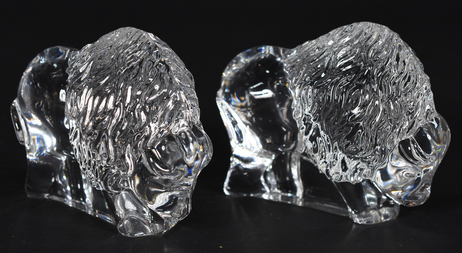 Duas estatuetas de cristal francês representando bisões, marcado na... - foto 2 de 4
