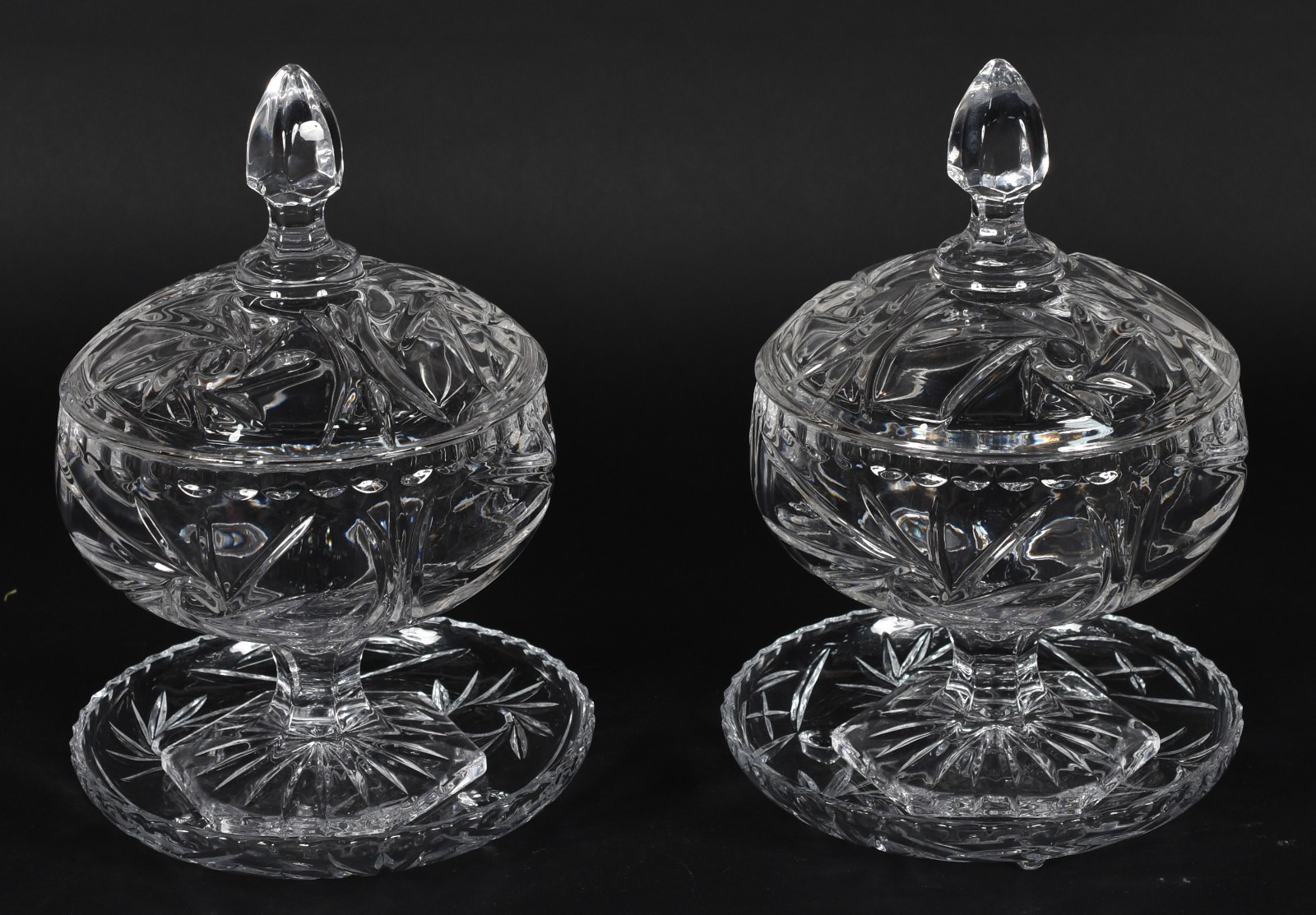 Par de compoteiras com presentoir de cristal trabalhado em frisos e... - foto 1 de 3
