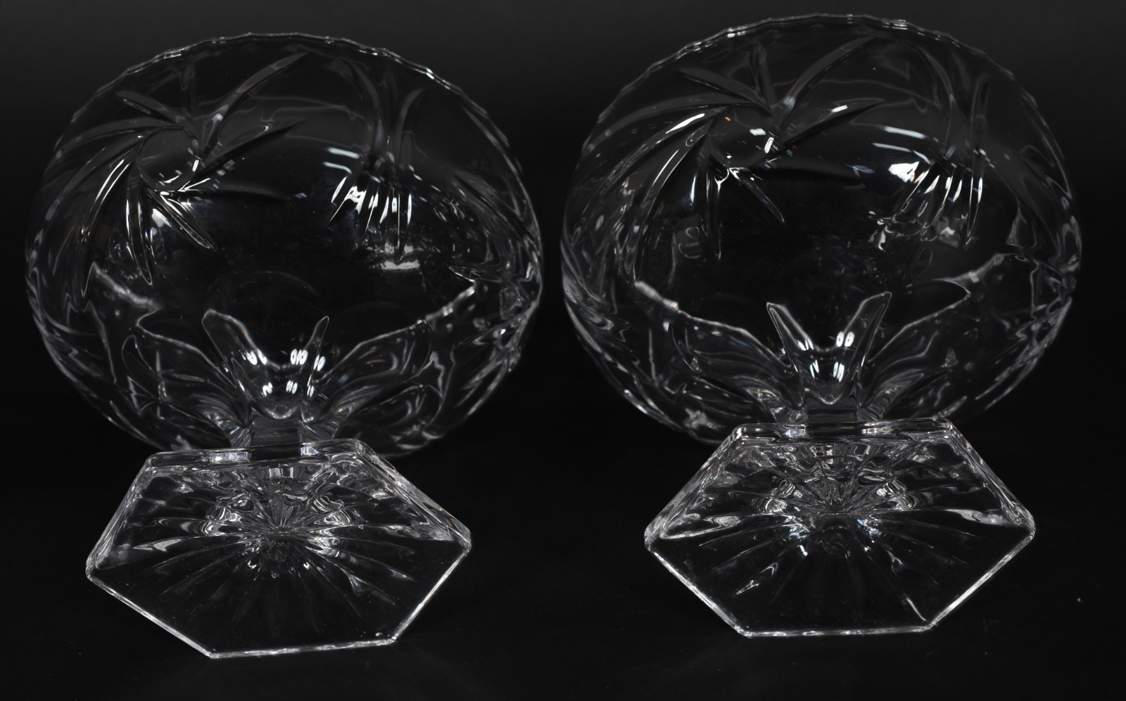 Par de compoteiras com presentoir de cristal trabalhado em frisos e... - foto 3 de 3