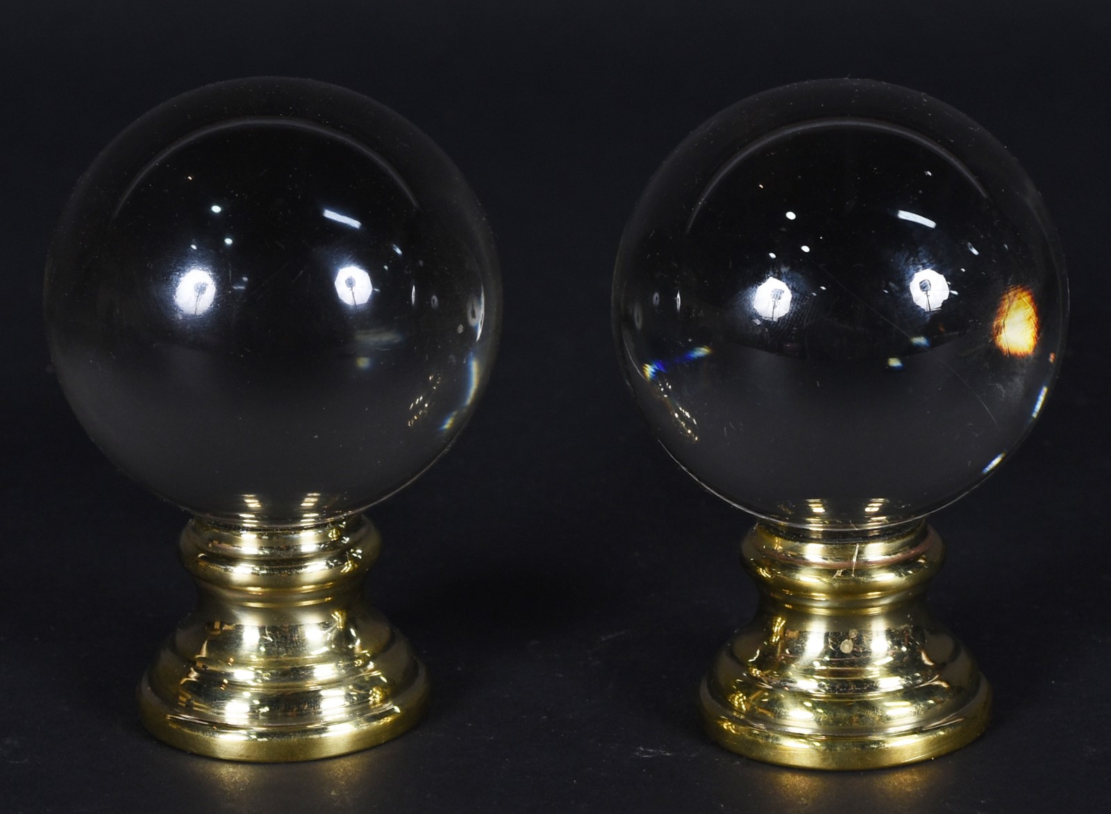 Par de pinhas na forma de esferas de vidro com bases de metal dourado. - foto 1 de 3
