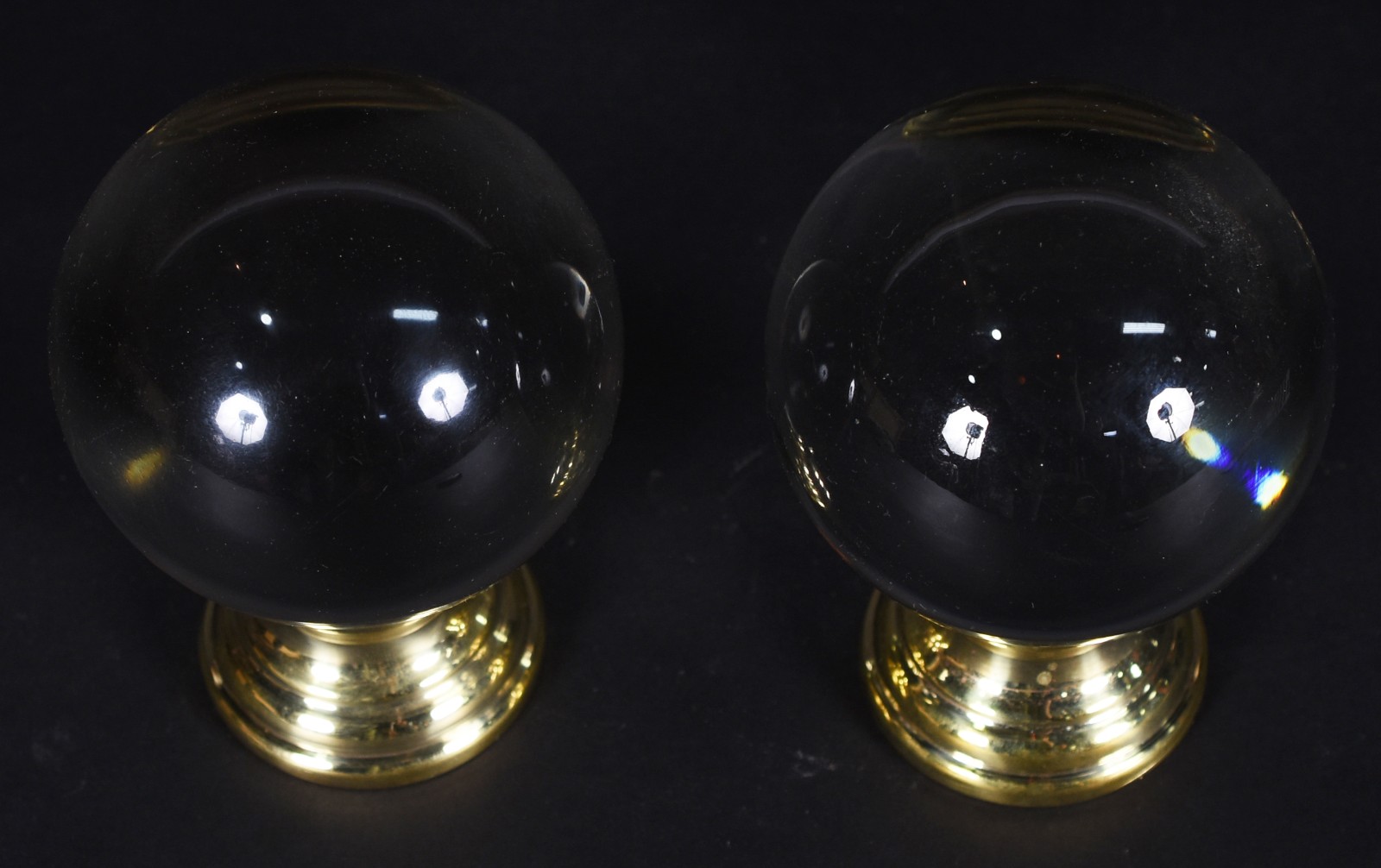 Par de pinhas na forma de esferas de vidro com bases de metal dourado. - foto 2 de 3