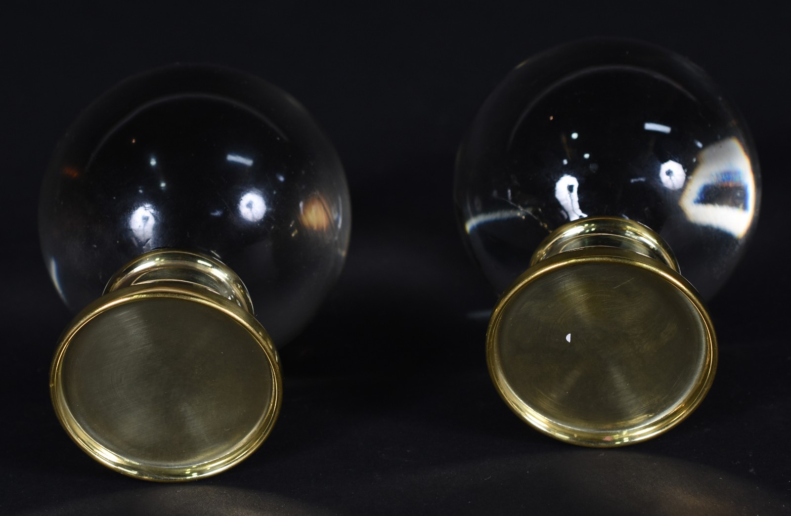 Par de pinhas na forma de esferas de vidro com bases de metal dourado. - foto 3 de 3