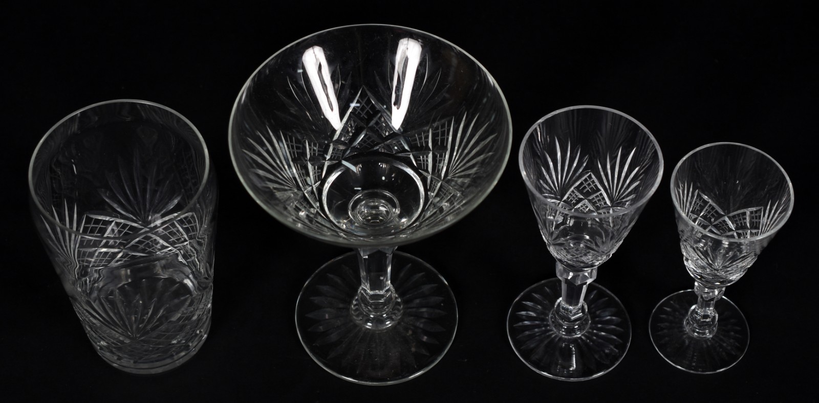 Serviço de cristal composto de 10 taças para champagne, 8 para vinho... - foto 3 de 4