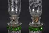 Baccarat (1764),  - Par de castiçais de cristal frances Baccarat, marcado em relevo, bases com bordas peroladas, pingentes lapidados com detalhes em verde, mangas lavrada