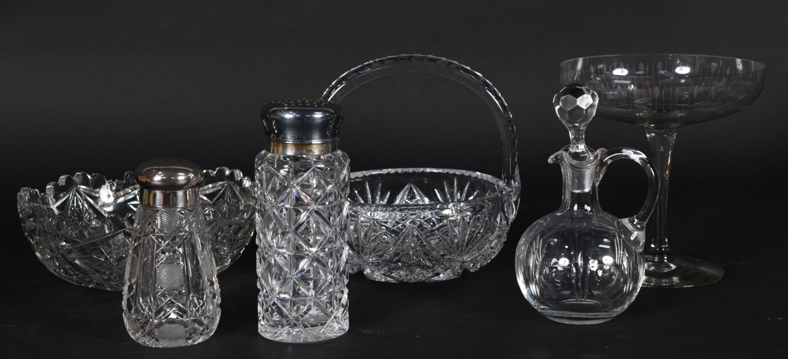 Seis peças diversas de cristal, sendo tres fruteiras, galheta e dois... - foto 1 de 3