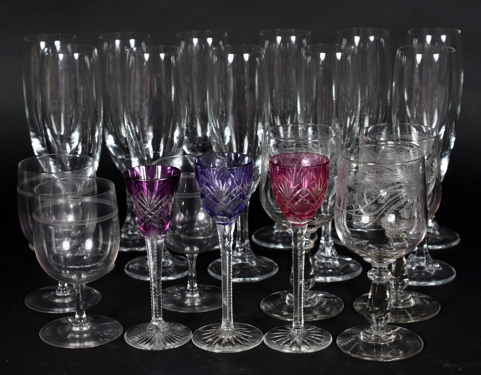 Conjunto composto de 11 flutes de cristal, 3 copos de pé lavrados (1... - foto 1 de 5