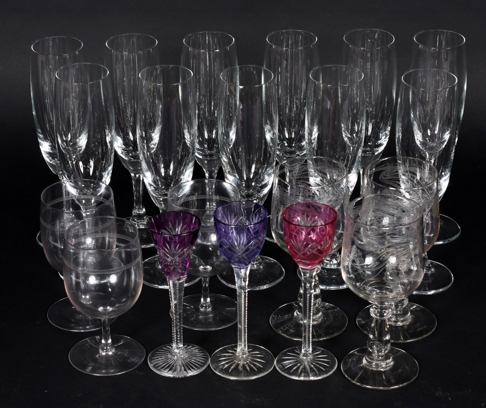 Conjunto composto de 11 flutes de cristal, 3 copos de pé lavrados (1... - foto 2 de 5