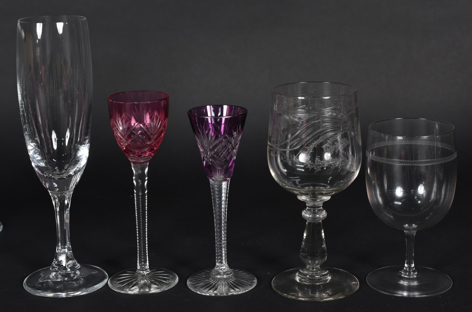 Conjunto composto de 11 flutes de cristal, 3 copos de pé lavrados (1... - foto 3 de 5