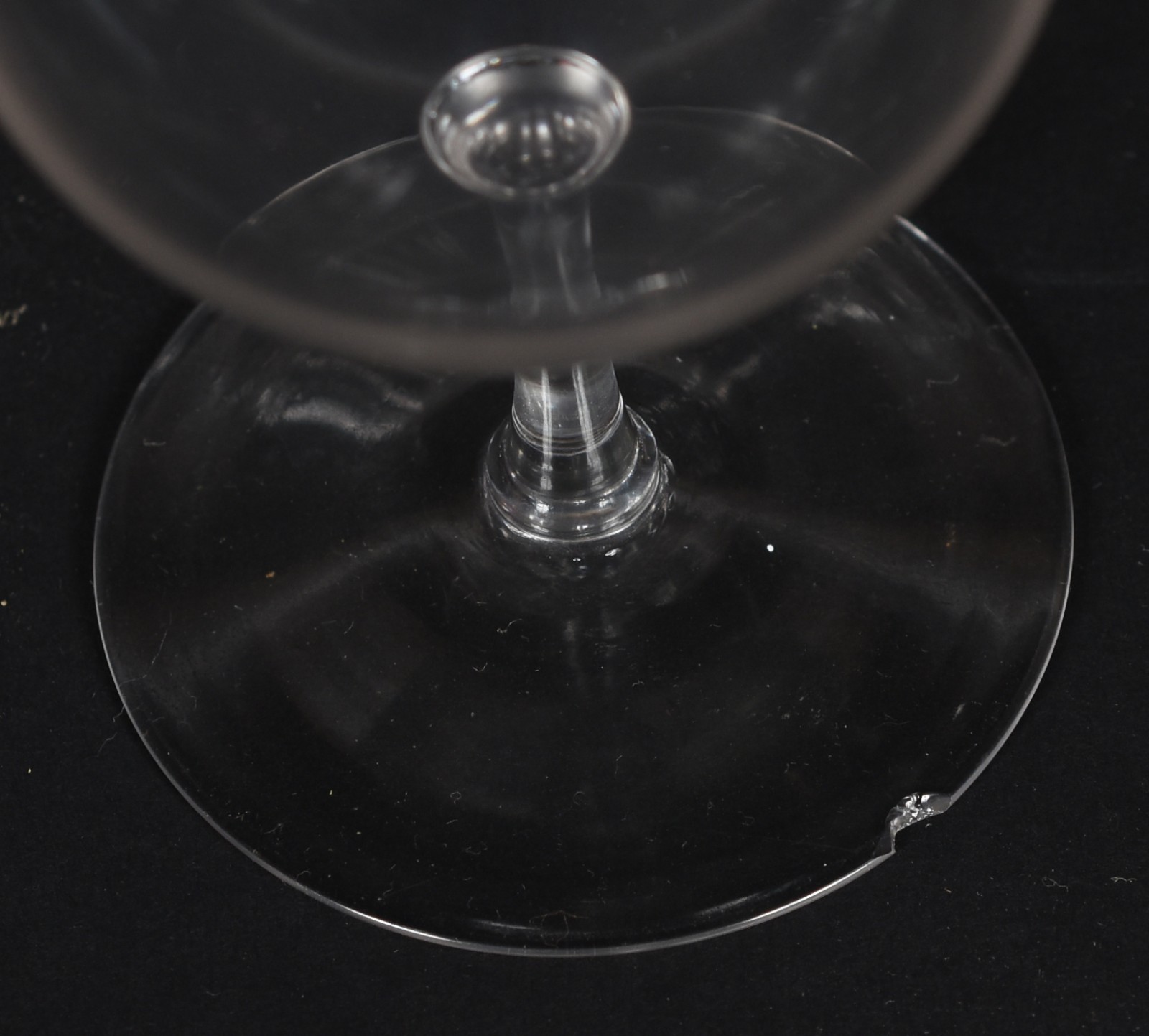 Conjunto composto de 11 flutes de cristal, 3 copos de pé lavrados (1... - foto 4 de 5