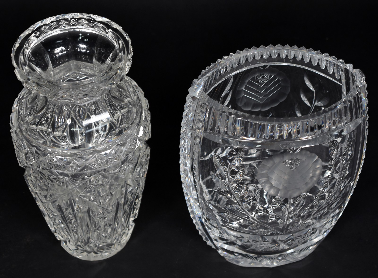 Dois vasos de cristal tcheco lapidado. - foto 2 de 4