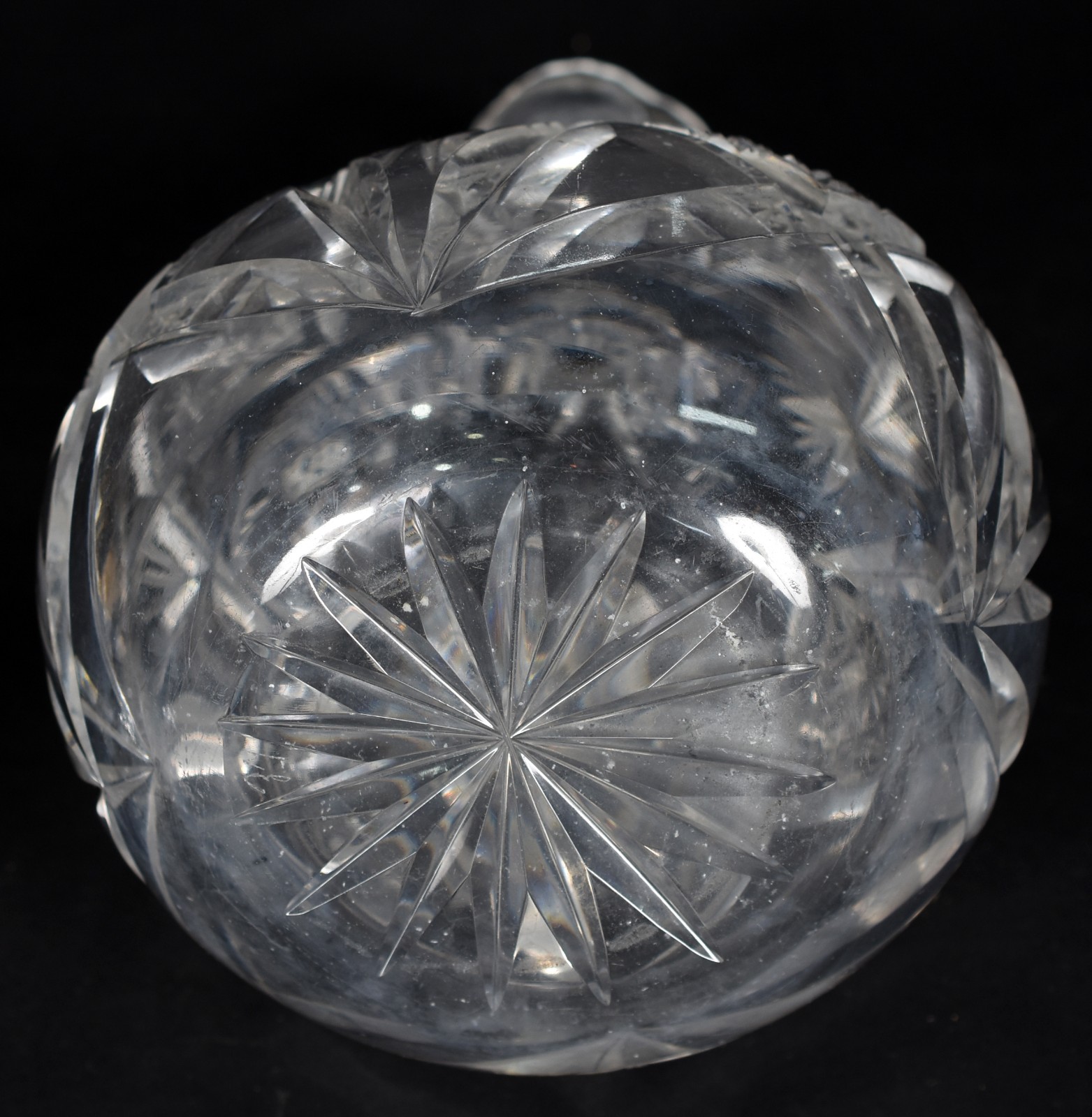 Licoreira com alça de cristal tcheco lapidado (bicado na borda, com... - foto 3 de 4