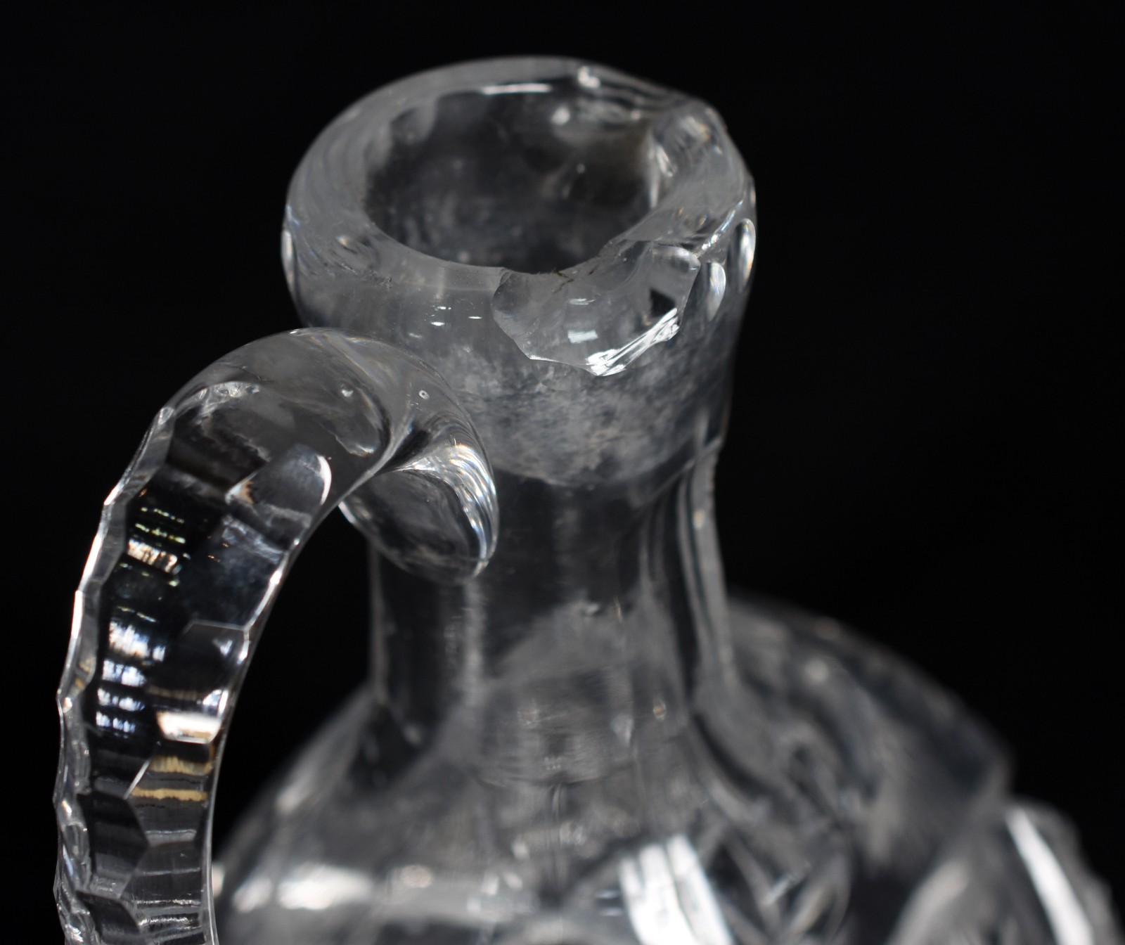 Licoreira com alça de cristal tcheco lapidado (bicado na borda, com... - foto 4 de 4