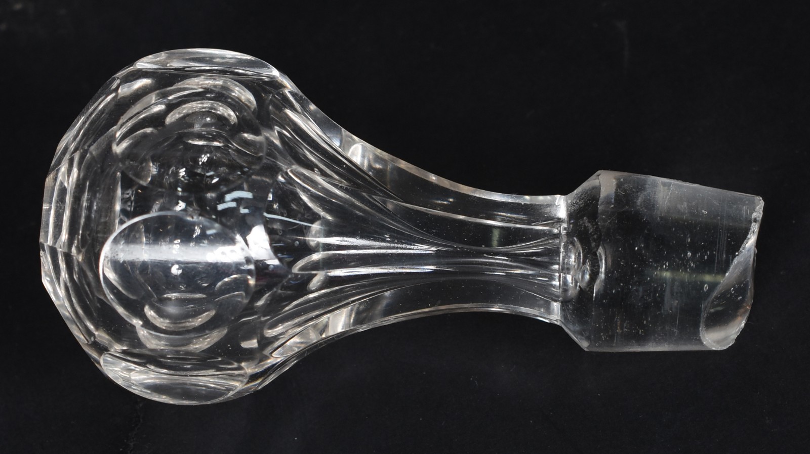 Licoreira de cristal com lapidação dedão ( tampa com quebrado interno... - foto 4 de 4