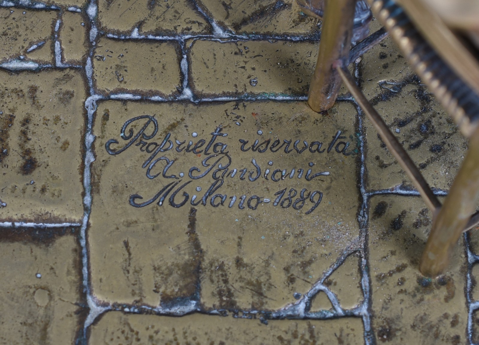 Luminária italiana de bronze decorada com grupo escultórico... - foto 7 de 7