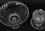 Duas peças de cristal sendo compoteira com pres... - Duas peças de cristal sendo compoteira com presentoir e fruteira.