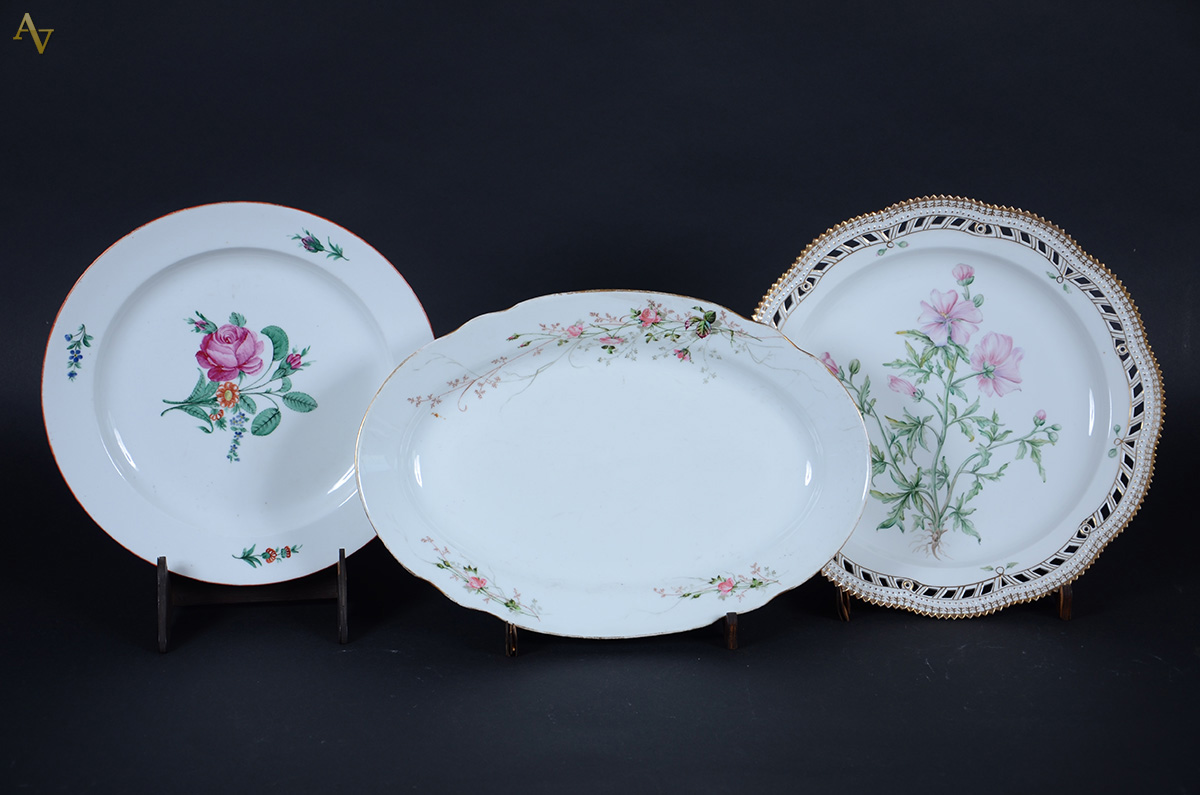 Tres travessas de porcelanas diversas, sendo uma ROYAL...