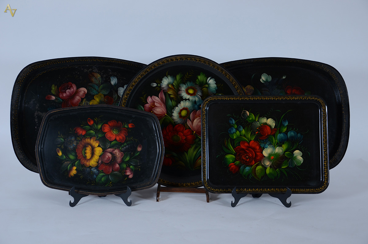 Cinco bandejas diversas de metal pintado ( maior medindo 60 x 46 cm ).