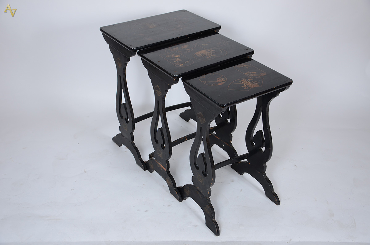 Mesa ninho chinesa medindo 53 x 34 altura 70 cm.