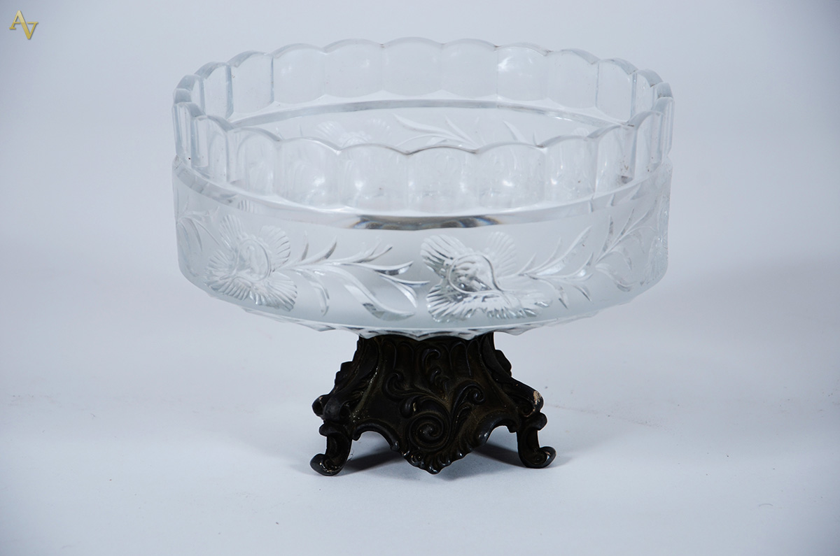 Fruteira de cristal europeu com faixa fosca decorada com flores e...