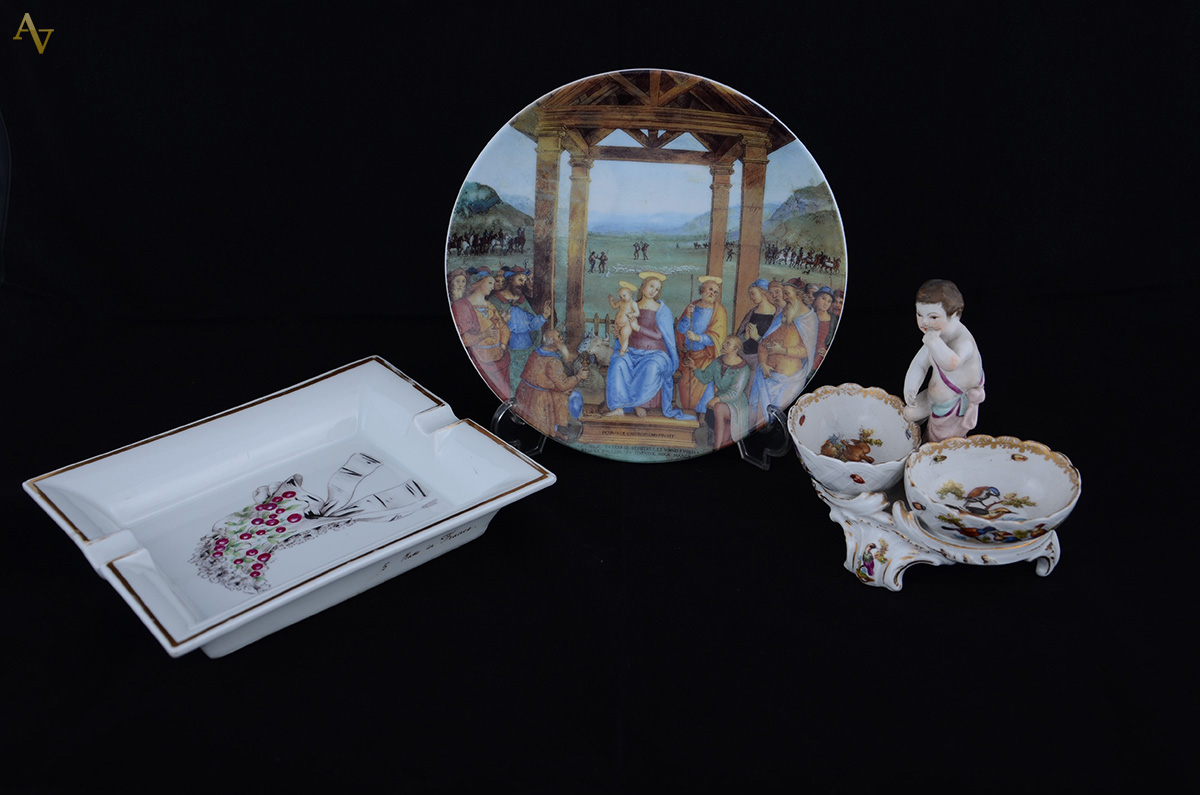 Tres pecas diversas de porcelana, sendo: cinzeiro HERMÈS medindo 19 x... - foto 1 de 3
