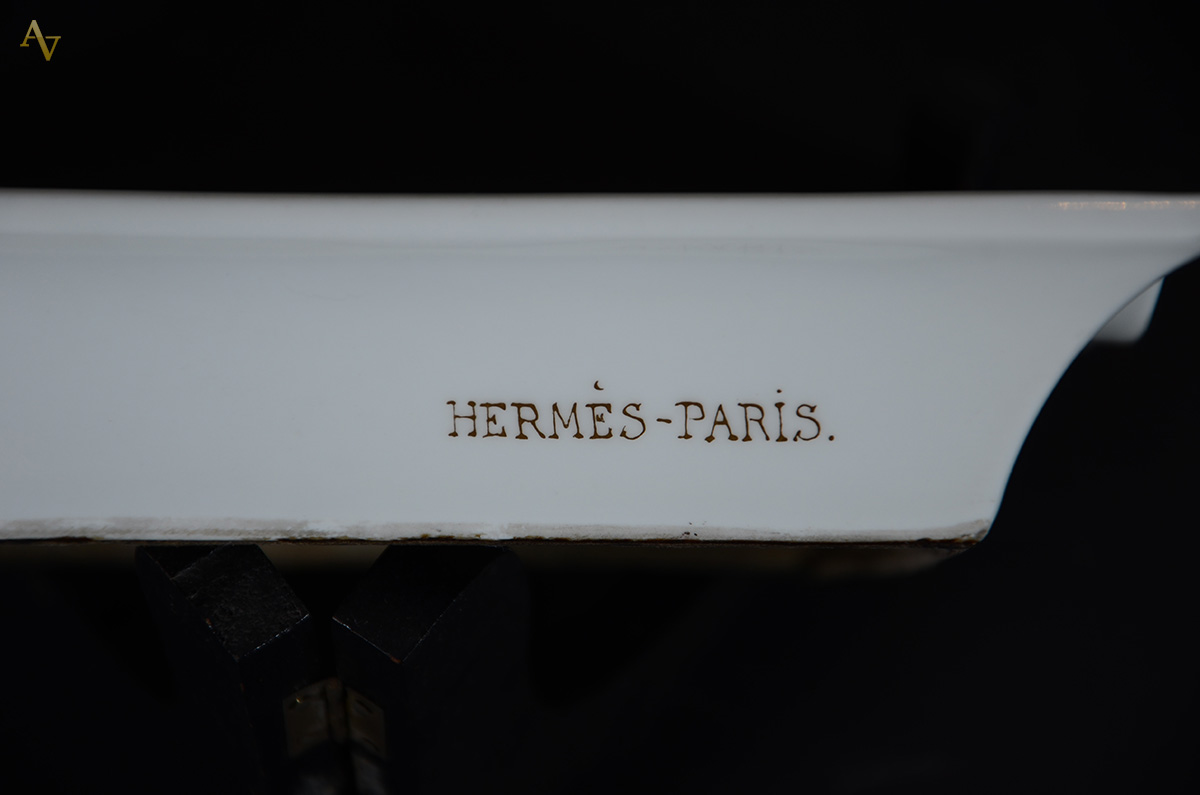 Tres pecas diversas de porcelana, sendo: cinzeiro HERMÈS medindo 19 x... - foto 2 de 3