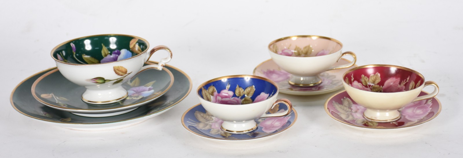 Cinco peças diversas, sendo quatro xícaras com pires de porcelana da... - foto 4 de 9