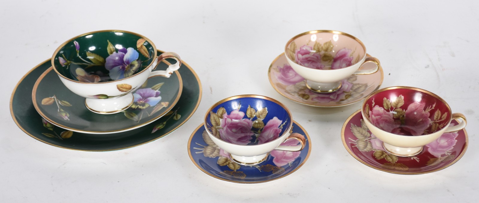 Cinco peças diversas, sendo quatro xícaras com pires de porcelana da... - foto 5 de 9