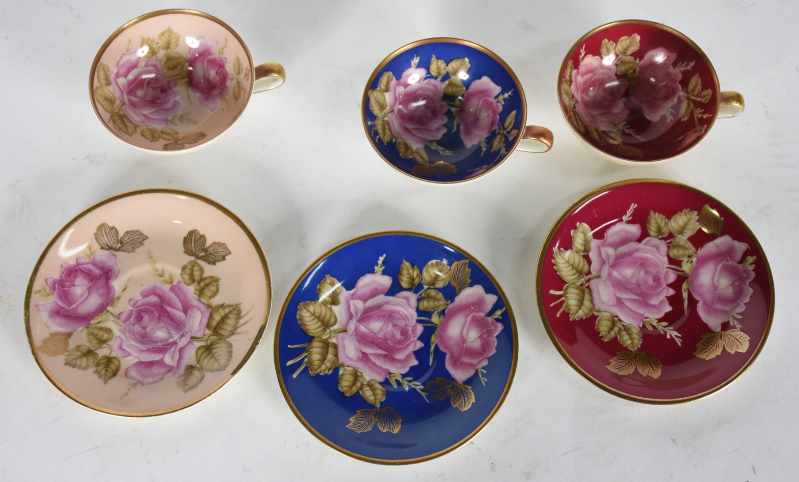 Cinco peças diversas, sendo quatro xícaras com pires de porcelana da... - foto 6 de 9
