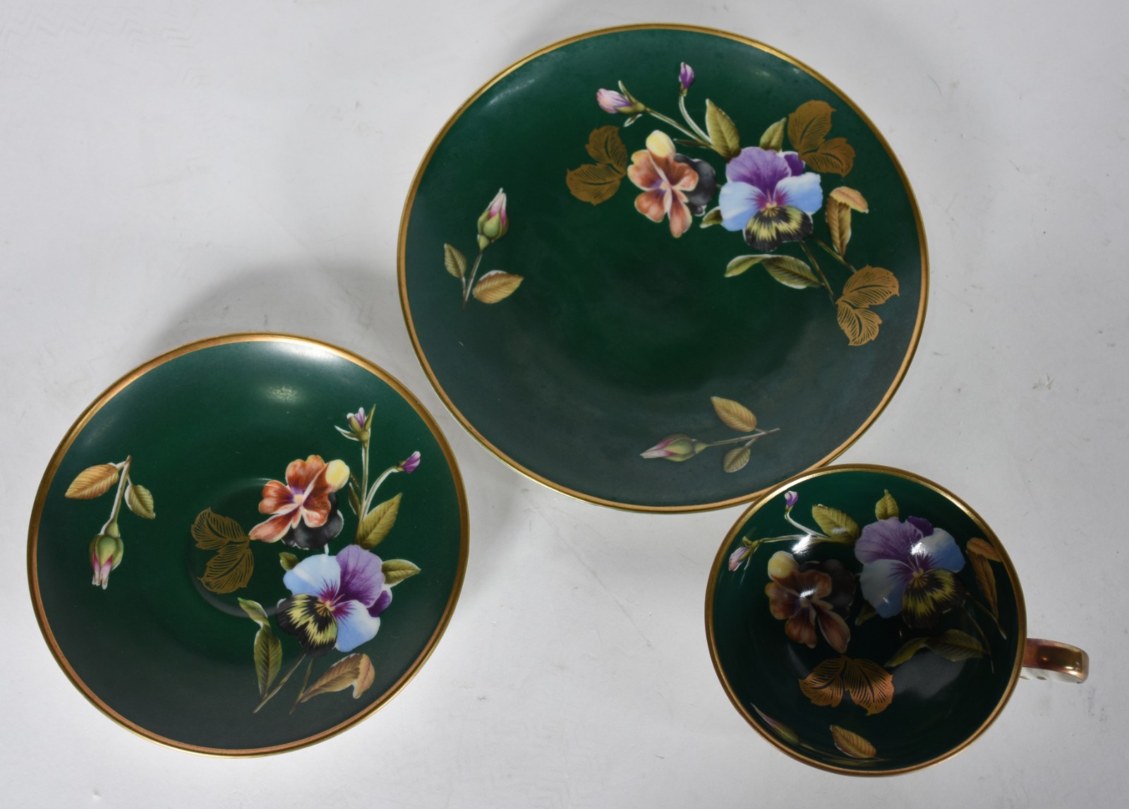 Cinco peças diversas, sendo quatro xícaras com pires de porcelana da... - foto 7 de 9