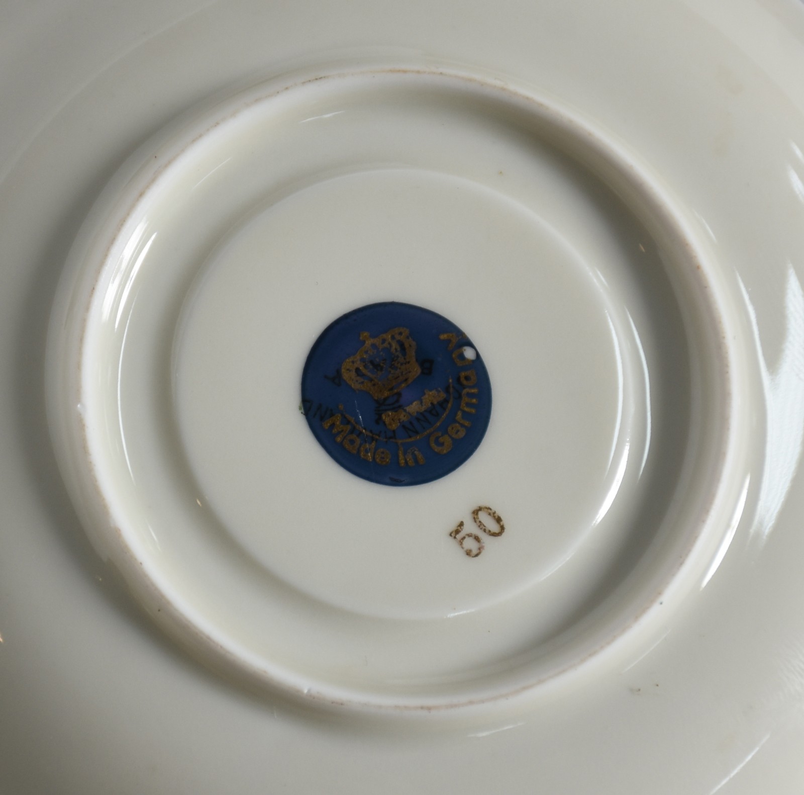 Cinco peças diversas, sendo quatro xícaras com pires de porcelana da... - foto 8 de 9