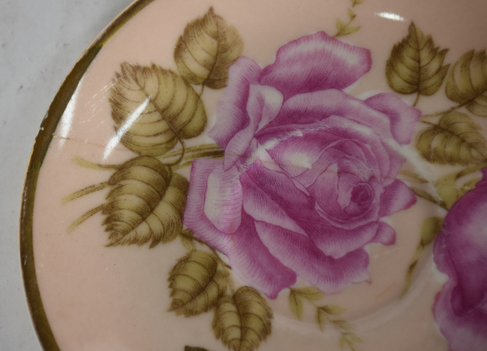 Cinco peças diversas, sendo quatro xícaras com pires de porcelana da... - foto 9 de 9