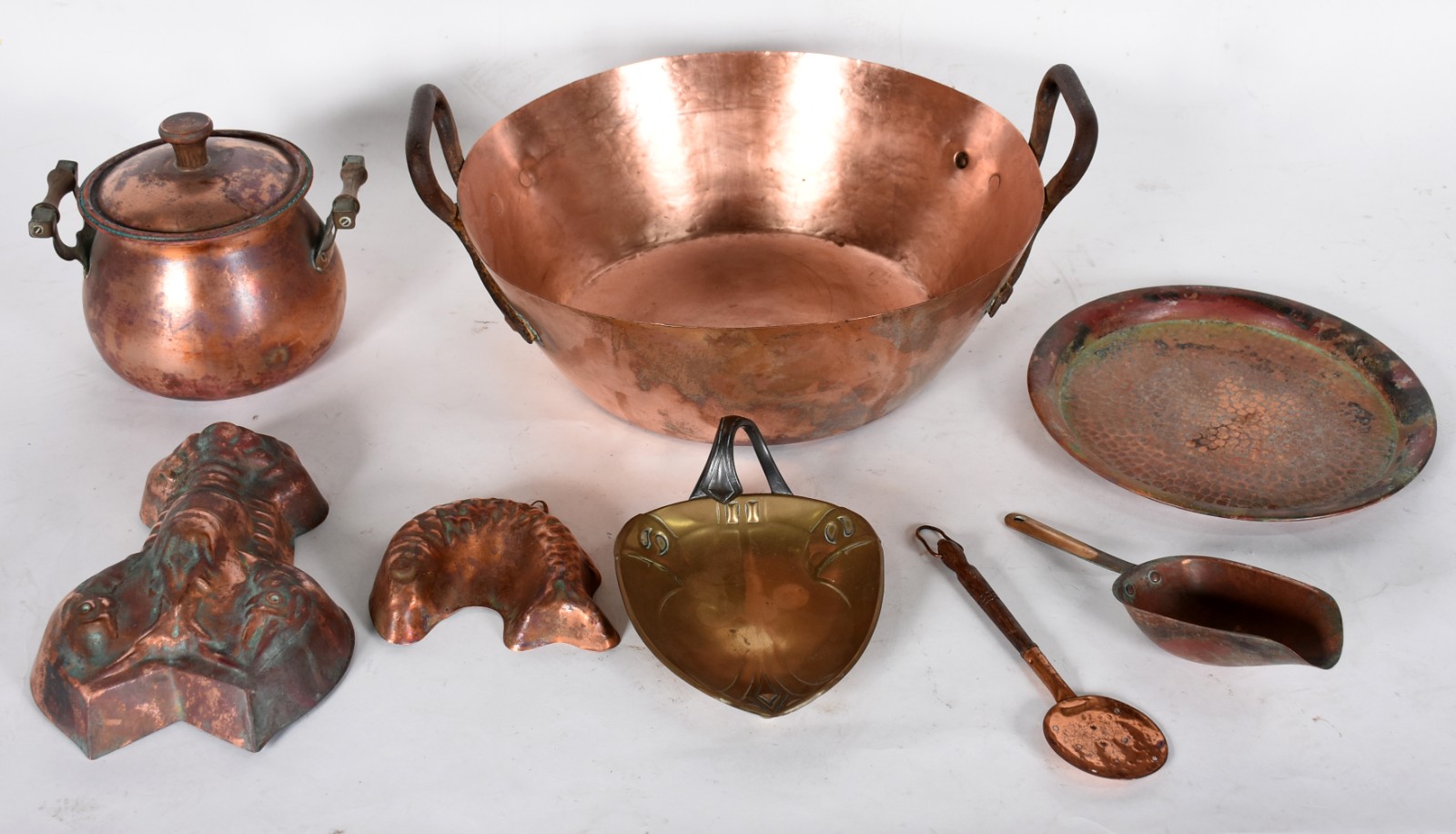 Lote com sete peças diversas de cobre e 1 peça de metal dourado. - foto 2 de 4
